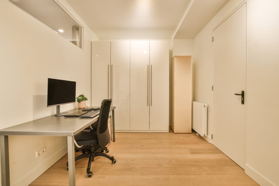 AdobeStock_557394533 Large basement with a modern interior design in bright lighting